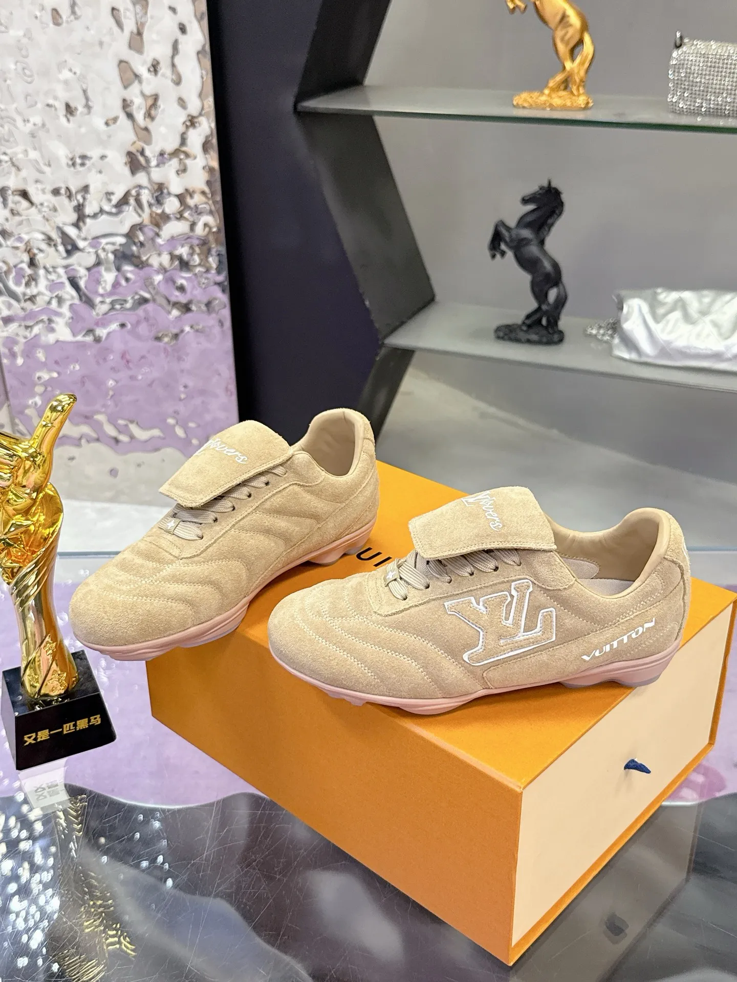 Factory price: 700💰 2025 new LV sneakers for couples, 🔥🔥🔥You will look fashionable when you wear them ❤️ LV football shoe series 💗 This Footprint Soccer sneaker was unveiled in the 2025 spring and summer series fashion show. It is the first sneaker designed by Pharrell Williams inspired by football shoes. The shoes are inspired by football, a sport that spans generations and cultures💎, echoing the theme of unity and universal participation in the 2025 spring and summer series fashion show. The shoe is known for its sleek design, with the dynamic IV Initials logo embellished on the side, the Lvers United emblem inspired by the football team on the tongue, and the sole patterned rubber sole decorated with multiple Louis Vuitton logos. Stylish and casual wear, a trend-setter in the fashion industry. Made of imported cowhide with full craftsmanship💓 Number of sizes (women’s 35-41, women’s 41 customized) (men’s 39-46, 45-46 customized)